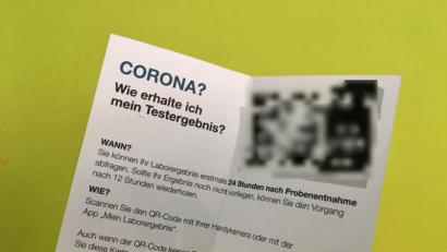Bild: upl
So sieht das Kärtchen aus, das Leute erhalten, die einen Coronatest absolviert haben.
