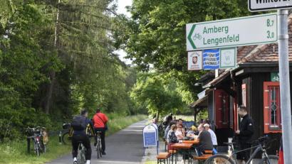 Bild: Petra Hartl
Urlaub im ländlichen Raum liegt im Trend. Hier drehen Radler eine Runde
beim Radlbahnhof in der Nähe von Amberg.