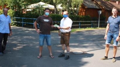Bild: edo
300 Euro an "Hochwasserhilfe" überreichte Manfred Plößner (Zweiter von rechts) zusammen mit Karl Lorenz (links) und Thomas Riedl (rechts) für die FWG-Kreistagsfraktion an Schützenvorstand Martin Schmid (Zweiter von links).