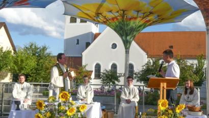 Bild: Anna Lehmeier/exb 
Mit einem besonders festlichen Gottesdienst auf dem Dorfplatz verabschiedet die Pfarrei St. Vitus Pfarrer Konrad Willi (Zweiter von links) nach neun Jahren Priesterdienst in Ursensollen.