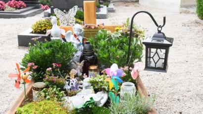 Bild: Gabi Schönberger
Das Grab von Baby Louisa auf dem Friedhof in Neustadt/WN. Hier soll bald weiß strahlender Fels an das kleine Mädchen erinnern.