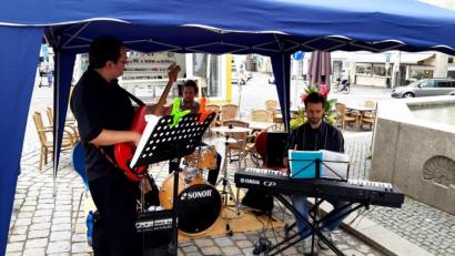 Bild: exb
Die Karlsbader Band „Trialog Jazz“ begeisterte das Publikum bei ihrem Konzert auf dem Schwandorfer Marktplatz.