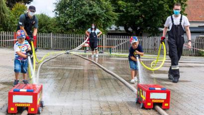 Bild: u
Spannung pur herrscht bei den Spritzenwettrennen, bei denen die hölzernen Feuerwehrautos mit einem Wasserstrahl aus einem B-Schlauch schnellstmöglich über die Ziellinie getrieben werden müssen.