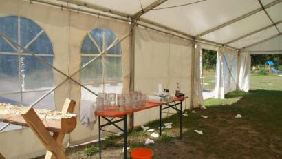 Bild: sir
Der Rest vom Fest: Einige leere Bierkrüge standen am Donnerstag noch in dem Zelt, in dem Geburtstag gefeiert wurde.