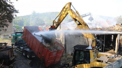 Bild: akp
Die Aufräumarbeiten am Montag wurden mit schwerem Gerät unterstützt. Die noch qualmenden Heu-Vorräte wurden von der Decke des Stalls geräumt, abgelöscht und mit Lkw auf ein angrenzendes Feld gebracht.