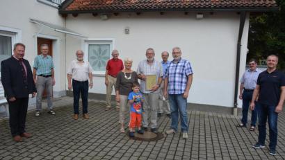 Bild: jr
75. Geburtstag feierte am Samstag Ludwig Kraus (mit Urkunde). Der Männergesangverein 1865 Mitterteich ernannte ihn zum Ehrenvorsitzenden. Mit dem Jubilar feierten (Mitte) Ehefrau Renate, Sohn Robert und Enkel Lukas. Im Hintergrund (von links) die Gratulanten Zweiter Bürgermeister Johann Brandl sowie die Sänger Theo Meierhöfer, Dr. Hans Schaumberger, Eduard Bauer, Siegfried Rasp, Lothar Wührl und Vorsitzender Markus Schuller.