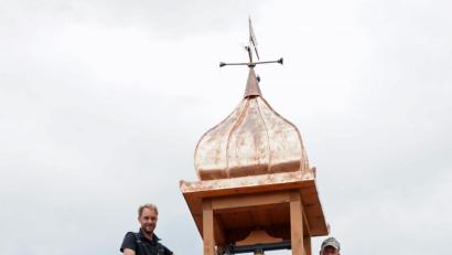 Bild: fvo
Die vier Kramer-Männer (von links) Michael, Christian, Ernst und Werner Müller bringen den Glockenturm samt Glocke des Heiligen Leonhard auf der Scheune an, wo früher einmal die Pfarrkirche der Pfarrei Bernrieth stand.