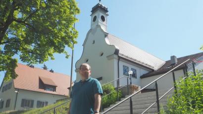 Bild: bl
15 Stufen trennen die Gottesdienstbesucher von der Tür zur evangelischen Versöhnungskirche in Neunburg. Pfarrer Gerhard Beck hat sich deshalb etwas ausgedacht,um mit dieser und weiteren Barrieren aufzuräumen.