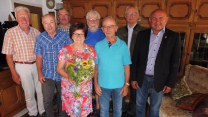Bild: ibj
Mit seiner Frau freut sich Hermann Horst (Mitte) über die Glückwünsche von Zweitem Bürgermeister Georg Götz, Pfarrer Hans Peter Heindl, VdK-Vorsitzendem Manfred Ruppert, Georg Weiß (VdK) Peter Wlach (Siedlergemeinschaft) und Männergesangvereins-Vorsitzendem Günter Winter (von rechts).
