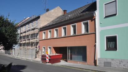Bild: ws
Das ehemalige Braunschläger-Haus (Mitte) in der Dammstraße gehört der Stadt und soll abgerissen werden. Der Neubau soll neben der BRK-Tagesbetreuung auch Platz für ein integriertes Familienzentrum bieten. Dazu müsste ein zweites Obergeschoss aufgebaut werden, dass dann auch eine bessere Verbindung zwischen den Gebäuden bringen würde. Der Container vor dem Haus gehört zur Baustelle nebenan. Als nächster Schritt muss nun das Konzept verfeinert werden.