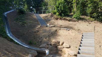 Bild: gi
Die neu angelegte Treppenanlage aus Beton im Kurpark ist zu nah am Ende der langen und steilen Rutsche angelegt. Bürgermeister Armin Bulenda erklärte, dass dies verbessert werde.