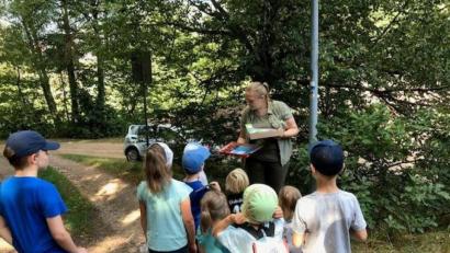 Bild: Martina Hölzl/exb
Unter dem Motto „Augen auf und raus in die Natur“ besuchten die Kinder den Waldlehrpfad