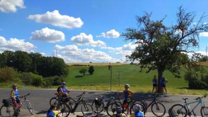 Bild: exb
Die Radlerinnen genehmigen sich eine kurze Pause unterm Sommerhimmel.