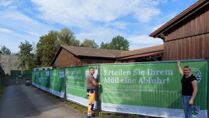 Bild: frd
Hubert Hammerer (Bauhofleiter) und Selina Hummer (Stadtverwaltung) haben zusammen mit Bürgermeister Rudolf J. Teplitzky den Zaun um den Recyclinghof aufgehübscht.