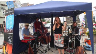 Bild: Hirsch
Die Regensburger Band "Lost in a Bar" gab am Samstag auf dem Schwandorfer Marktplatz ein Konzert im Rahmen der bayerisch-böhmischen Matinee-Reihe.