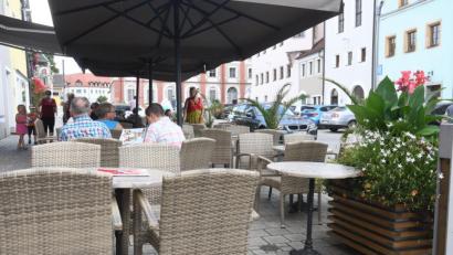 Archivbild: Gabi Schönberger
Außenbestuhlung am Neustädter Stadtplatz. Wer hatte die Idee, den Gastronomen die Gebühren dafür zu erlassen?