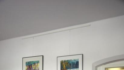 Bild: Eva Gröninger
Künstlerin Margot Babl und Bürgermeister Hans Ram eröffnen die erste Bilderausstellung im Ensdorfer Rathaus.