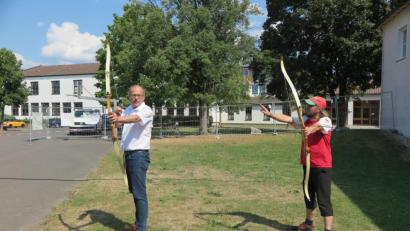 Bild: jzk
Nach dem Informationsgespräch in einem Raum der Grundschule Kemnath erklärte Geschäftsführer Stephan Müller (rechts) Bürgermeister Roman Schäffler, welche Sicherheitsmaßnahmen beim Bogenschießen beachtet werden müssen.