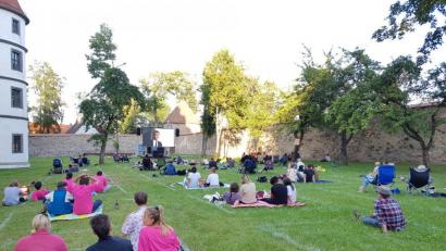 Bild: ck
Auf 100 Zuschauer beschränkt sind die Open-Air-Kinos im Schlossgarten der Friedrichsburg. Beim ersten Event am Samstag waren fast alle Flächen besetzt.