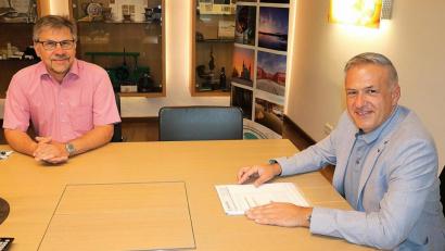 Bild: Stefan Malzer, Landkreis Tirschenreuth/exb
Der Geschäftsführer des Caritasverbands für den Landkreis Tirschenreuth e. V., Martin Kneidl (links), im Gespräch mit Landrat Roland Grillmeier. Der Landkreischef lobte den Einsatz und das ehrenamtliche Engagement. Gerade auch in Krisenzeiten sei der soziale Einsatz essentiell für ein gemeinschaftliches Miteinander.