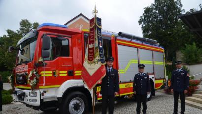 Bild: Feuerwehr Wolfring/exb
Das neue Löschfahrzeug der Feuerwehr Wolfring erhielt bei einem Gottesdienst den kirchlichen Segen.