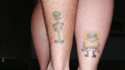 Bild: Rötzer
Johannes und Jasmin Prem haben Thaddäus Quentin Tentakel und Spongebob Schwammkopf auf dem rechten Hinterfuß tätowiert.