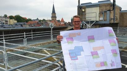 Bild: Peggy Biczysko/fph
Die Vorbereitungen für den Abriss des Parkhauses im Winkel sind enorm, wie Projektleiter Alexander Rieß auf einem Plan zeigt. Denn das marode Gemäuer mitten im Zentrum grenzt an Wohnhäuser und muss akribisch abgestützt werden, um die Häuser, die stehen bleiben, zu schützen.