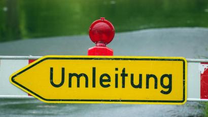 Bild: David Ebener/dpa
Zwei Wasserrohrbrüche am Sonntagnachmittag sorgten für einen großen Einsatz im Industriegebiet "Am Forst" Weiden. Die Schäden sind groß: Die betroffenen Straßen sind auf unbestimmte Zeit gesperrt.