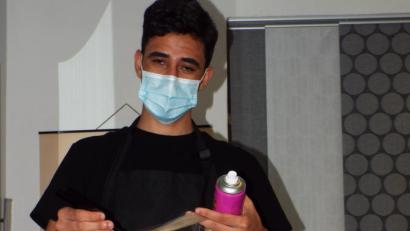 Bild: e
Dred Daham Haji hat seine Gesellenprüfung zum Friseur bestanden. Seine Förderin und Chefin Silvia Wunschel freut sich mit dem jungen Mann, der sich in Kümmersbruck mittlerweile eine Existenz aufgebaut hat.