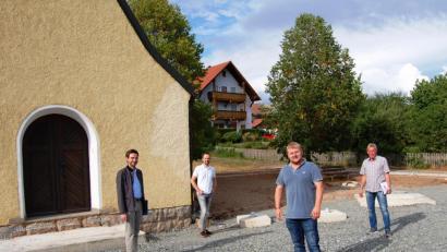 Bild: sm
Die Neugestaltung des Kapellenvorplatzes im Meerbodenreuthj macht Fortschritte. MdL Stephan Oetzinger (von links), CSU-Fraktionssprecher Ralph Bauer, zweiter Bürgermeister Dominik Bachnagel und Hans Reichls, dem Sprecher der Meerbodenreuther Vereinsarbeitskreise, machten sich ein Bild vom Baufortschritt.