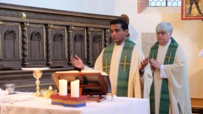 Bild: do
Im Rahmen eines Gottesdienstes verabschiedet Stadtpfarrer Thomas Jeschner (rechts) den indischen Aushilfsvikar Antony.