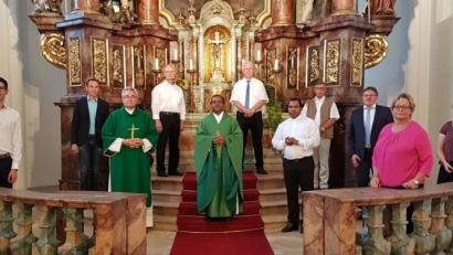 Bild: rha
Pfarrvikar Hruday Kumar Madanu wird bei einem Gottesdienst verabschiedet (von links): Kirchenratsmitglied Hubert Merkl, Sänger Lukas Schöpf, Kirchenpfleger Thomas Pröls, Diakon Dieter Gerstacker, Chorleiter Heinz Krob, Pfarrvikar Hruday Kumar Madanu, Chorleiter Franz Winklmann, Pater Robin Xavier, Kolpingsvorsitzender Erich Gebhardt, Bürgermeister Hans-Martin Schertl, Frauenbundvorsitzende Monika Mrosek, Ministrantenchefin Mona Kreuzer und Pfarrgemeinderatssprecherin Michaela Kreuzer.