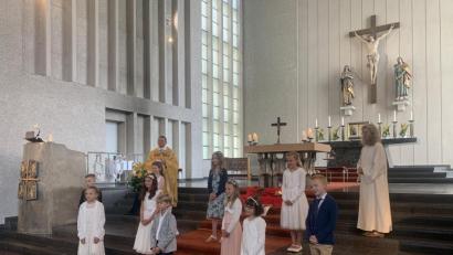 Bild: Thomas Schiller
Die Kinder gehen aufgeteilt in mehrere Feiern zum ersten Mal an den Tisch des Herrn.