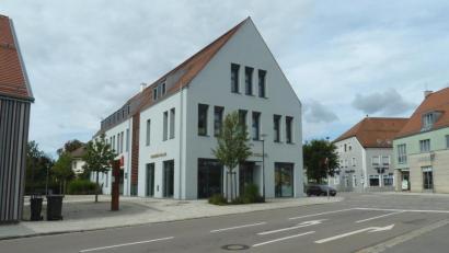 Bild: Portner
Seit fünf Jahren zieht das „Haus der Stiftung“ am neuen Max-Schwarz-Platz an der Nunzenrieder Straße die Blicke an.