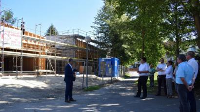 Bild: szl
Nach zwei Jahren Planungsphase und wenigen Monaten Bauzeit feiern Baufirmen, die Stadt als Bauherr und das BRK als Träger des Kindergartens „Weltentdecker“ Hebfest. Der Betrieb in diesem Gebäude startet am 1. April 2021, bis dahin ist das Kinderhaus in einer Übergangslösung am Volksfestplatz untergebracht.