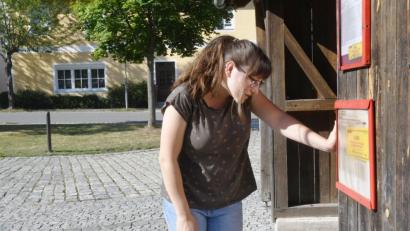 Bild: Gabi Schönberger
Bei Anna Weiß (16) aus Neudorf war die Verwunderung groß, als der Busfahrer sie auf einmal nicht mehr nach Weiden mitnehmen wollte. Jetzt ist klar: Schuld ist eine neue vertragliche Regelung.