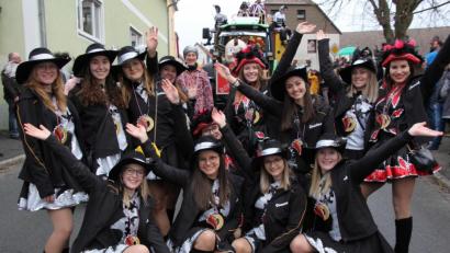Archivbild: kro
Der Stolz des Faschingsvereins Rosamunde Mähring: die Prinzengarde. Das Bild stammt vom diesjährigen Faschingsumzug durch die Ortschaft.
