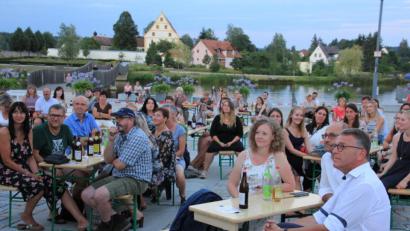 Bild: kro
Rund achtzig Besucher lockte der Fichtelgebirgskrimi "Siebenstern" am Freitagabend auf den Platz am See.