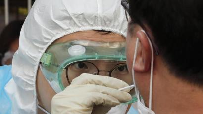 Bild: Ahn Young-Joon/dpa
Nach der Urlaubs-Saison sollen in Deutschland neue Regeln für Rückkehrer gelten.