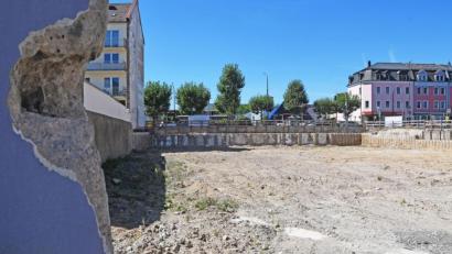 Bild: Gabi Schönberger
Das Grundstück zwischen Bahnhof-, Weigel- und Hochstraße ist abgeräumt. Es wartet auf die neue Bebauung. Im März 2021 plant die AOK nach einer erneuten Ausschreibung der Gewerke mit dem Baubeginn.