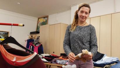 Bild: Sonja Kaute
Susanne Menzel (37) aus Weiden lebt von wenig Geld. Sie ist ausgebildete Altenpflegerin und hat eine Weiterbildung zur gerontopsychiatrischen Fachkraft absolviert. Seit zwei Jahren ist sie Kundin bei der Tafel Weiden - Neustadt, wo sie beim Aufbau des dortigen Flohmarktes mitgeholfen hat.