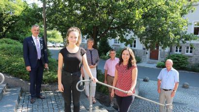 Bild: Stefan Malzer, Landkreis Tirschenreuth/exb
Johanna Dötterl absolviert momentan ihren Bundesfreiwilligendienst in der Kommunalen Jugendarbeit und Katharina Grimm ist neue Kommunale Jugendpflegerin (vorne, von links). Dazu gratulierten (hinten, von links) Landrat Roland Grillmeier, Theresia Kunz, Personalchef Walter Brucker und Jugendamtleiter Emil Slany.