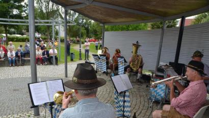 Bild: dob
Böhmische Blasmusik und Musik des unvergessenen Ernst Mosch stehen bei den Zuhörern nach wie vor hoch im Kurs. Die Besucherzahlen unterstreichen diese Feststellung bei der dritten und letzten Serenade mit den Straßenmusikanten aus Moosbach.