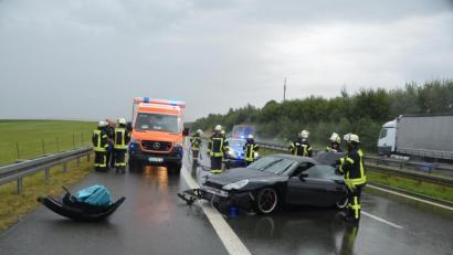 Bild: dob
Auf der A 6 kam am Samstag ein Porsche-Fahrer ins´Schleudern. Das Auto hat nur mehr Schrottwert. Die Insassen blieben unverletzt.