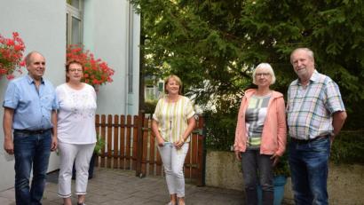 Bild: Daig/exb
Endlich treffen sie die Mitglieder des Amberger Bridgeclubs wieder persönlich. Ein Sommerfest gab den Startschuss (von links): Karl Thumser und Anneliese Daig belegten den dritten Platz, Michaela Winkler Platz eins und Gisela Smykalla sowie Roland Müller Platz zwei.