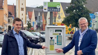 Bild: exb
Oberbürgermeister Andreas Feller (rechts) und Ordnungsamtsleiter Stefan Schamberger weisen auf die neue Kulanzzeit von 15 Minuten beim Parken in der Innenstadt hin.