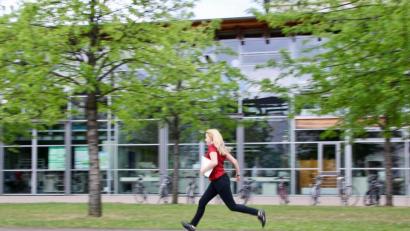 Bild: Keck/OTH Amberg-Weiden/exb
Der Countdown läuft: Noch bis 1. beziehungsweise 14. September können sich Studieninteressierte an der OTH Amberg-Weiden für viele Bachelor-Studiengänge bewerben.