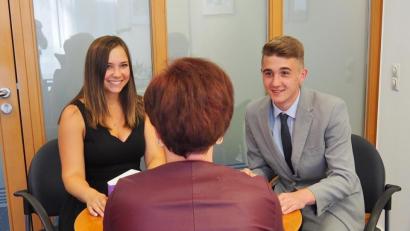 Bild: Bühner
Die Auszubildenden Leonie Ullrich und Sandro Meyer der VR-Bank Nordoberpfalz üben schon einmal. Der Umgang mit dem Kunden steht zukünftig noch mehr im Mittelpunkt in der Ausbildung zu Bankkaufmann und -frau.