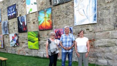 Bild: ubb
Gerda Moser, Tom Brankovic und Elisabeth Wegmann vom OKV (v. li.) haben sich sehr gefreut, als Teilnehmer für die 13. Ausstellung "Farbe auf der Straße" in Pilsen nominiert worden zu sein.
