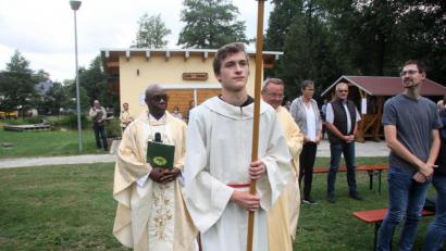 Bild: wro
Auf einen Festzug wurde verzichtet. Begleitet vom Tragkreuz zogen der Jubilar und Pfarrer Waleszczuk zur „Grünen Mitte“, aus der ein Gottesdienst-Platz geworden war.